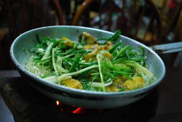 Chả cá: Những món ăn từ thủy hải sản là một phần không thể thiếu trong ẩm thực Việt Nam. Chả cá nổi tiếng nhất là ở Lã Vọng, Hà Nội. Cá được rán giòn, sau đó cho vào nước sốt cùng rau thơm và hành tươi, ăn kèm bún và lạc rang.Chả cá: Những món ăn từ thủy hải sản là một phần không thể thiếu trong ẩm thực Việt Nam. Chả cá nổi tiếng nhất là ở Lã Vọng, Hà Nội. Cá được rán giòn, sau đó cho vào nước sốt cùng rau thơm và hành tươi, ăn kèm bún và lạc rang.