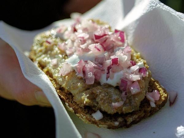 Thụy Điển: Một trong những món ăn đường phố nổi tiếng tại Thụy Điển chính là bánh mì sandwich nhân cá trích chiên, ăn kèm dưa leo và hành tây đỏ.