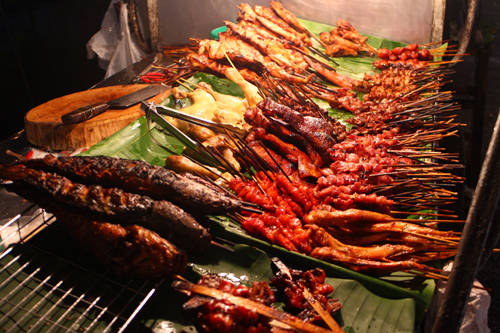 Thịt nướng Có rất nhiều quầy hàng bán đủ loại thịt nướng trên đường phố. Nhưng không giống những nơi khác tại Lào, thức ăn đường phố ở Luang Prabang đã được thay đổi để phù hợp với người nước ngoài. Những quầy thịt nướng ở chợ đêm Luang Prabang được đánh giá là ngon nhất. Ảnh: nomadicboys.