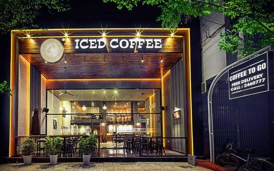 Iced Coffee: Với không gian rộng rãi, hiện đại, cà phê pha chế theo phong cách Italy cùng các món ăn khá ổn, quán cà phê nằm trên đường Nguyễn Thiện Thuật này được các du khách nước ngoài chấm 4,5/5 sao.