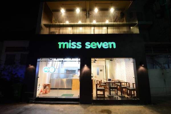 Nhà hàng Miss Seven nhìn từ phía bên ngoài.