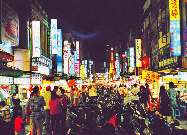 Chợ đêm Liuhe ở Cao Hùng luôn tấp nập du khách tới tham quan mua sắm. Ảnh: pinch magazine