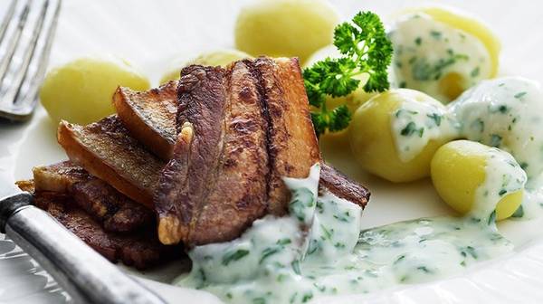 Stegt Flaesk (Đan Mạch): Được coi là món ăn của các gia đình Đan Mạch, món này gồm thịt ba chỉ ướp muối và nướng giòn, ăn cùng sốt mùi tây và khoai tây luộc. Ảnh: Voresmad.