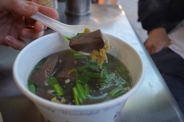 10. Súp tiết lợn ở Đài Đông: Đặc sản Đài Đông này gồm một loại nước dùng đậm đà, tiết lợn cắt miếng vuông, rau thơm, có thể ăn kèm mì. Ảnh: Explorewithjuno.