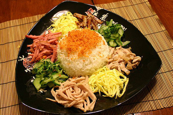 Cơm âm phủ Huế là một trong những món ăn đại diện tiêu biểu về nghệ thuật chế biến và đậm nét văn hóa ẩm thực Huế