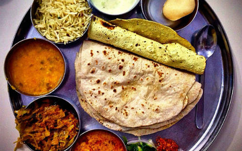 Thali Đây là bữa dành cho người ăn chay, đặc trưng của vùng Gujarat với rất nhiều món ăn đựng chung trong một cái khay, gồm bánh cuộn vàng vị đậu rắc hạt mù tạt và lá cà ri, bánh dhokla mini, cà ri đậu, bánh mỳ tươi, các món rau được trộn với hàng chục loại gia vị hảo hạng. Bí quyết của "bữa tiệc" chay hấp dẫn này nằm ở gia vị và thực phẩm để chế tạo luôn phải là đồ tươi ngon nhất. Ảnh: Telegraph