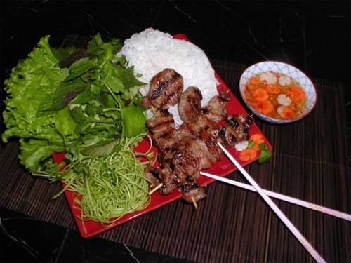 Bún chả là món ăn khiến nhiều du khách nhớ mãi khi đến Hà Nội.