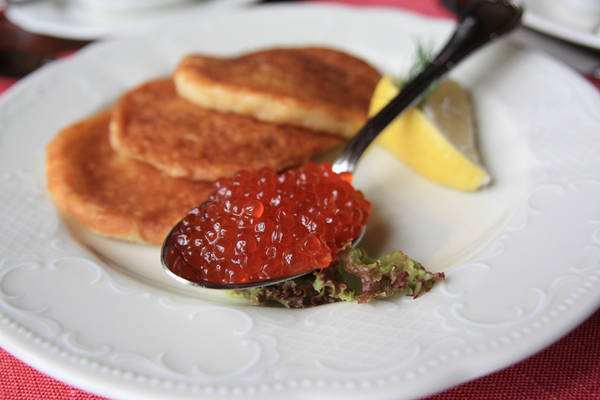 Nga: Bữa ăn sáng ở Nga thường được gọi là Zavtrak và mọi người thường dùng vào lúc 7 hoặc 8 giờ sáng. Một Zavtrak tiêu biểu thường bao gồm: bánh kếp mỏng, trứng cá muối, cháo, phô mai, thịt nguội và uống kèm với cà phê hoặc trà. Ảnh: driftingepicure