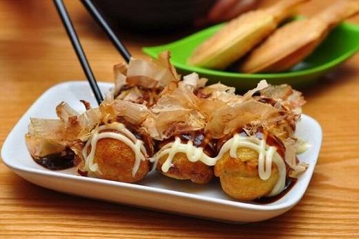 Điểm đặc biệt của bánh Takoyaki là phần cá bào gừng đỏ, nước sốt với cá bào sấy khô phủ bên ngoài tạo nên độ thơm ngon đậm đà của món ăn.