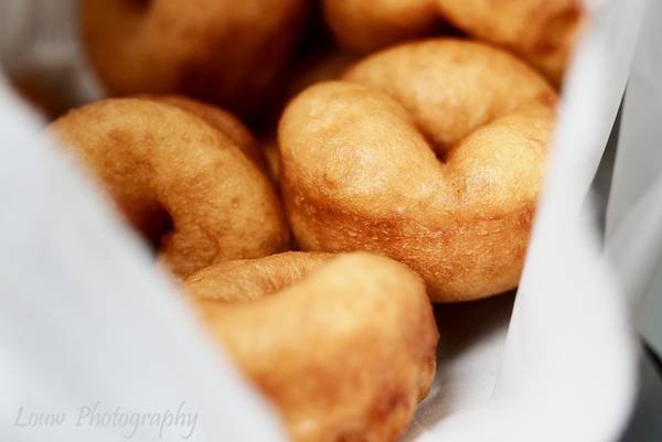 7. Doughnut sữa đậu nành: Quầy doughnut Tohnyu ở chợ Nishiki nổi tiếng với món doughnut sữa đậu nành. Mỗi suất gồm 10 chiếc doughnut nóng hổi. Doughnut thường có kết cấu và hương vị khá giống bánh funnel và ăn rất nhẹ bụng. Người thích ngọt có thể chọn món doughnut bọc đường nâu, chocolate hoặc caramel. Ảnh: louwphotography.