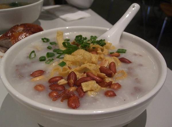 <strong>Fish Congee (Cháo cá): </strong>Món ăn nhẹ nhàng mà giàu dinh dưỡng này có thể cho thêm các nguyên liệu như thịt lợn, trứng muối...