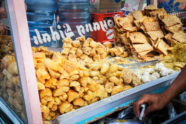 Gorengan: Đây là tên gọi dùng chỉ những món đồ ăn vặt được chiên và bày bán trên đường phố, món ăn này bao gồm khoai lang chiên, đậu hũ chiên, chả giò chiên,…
