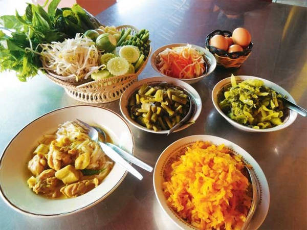 Kanom jeen (mỳ lên men) - món ăn sáng rất được yêu thích ở Phuket.