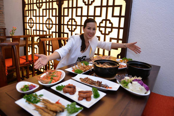 Hoa hậu Thu Hoài với quán ăn Vương quốc Tôm