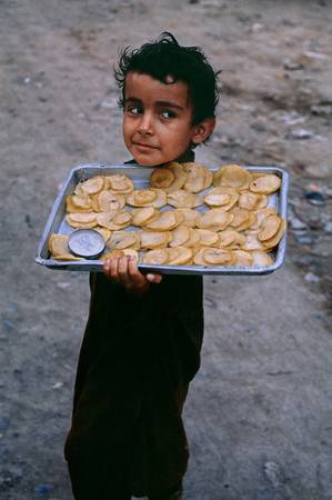 Nụ cười ám ảnh của cậu bé bán bánh ở Afghanistan