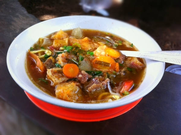 Soto Mie: Món canh súp này được chế biến từ thịt gà hoặc thịt bò, được phục vụ với bánh mì thái lát và chả giò.
