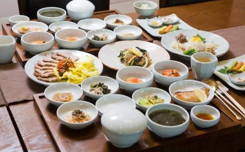 Han-jeongsik: Đây là một bộ các món ăn Hàn Quốc được bày biện thịnh soạn bao gồm các món cơm, súp, canh, cá, thịt... Nếu bạn muốn thử càng nhiều đồ ăn Hàn Quốc cùng lúc, hãy gọi han-jeongsik.