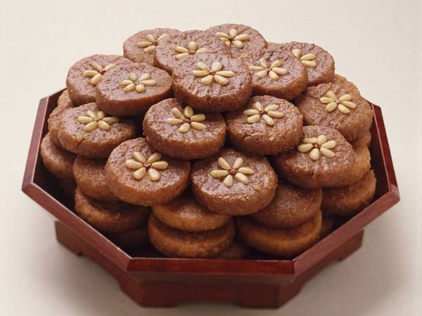 Món bánh quy yakgwa của Hàn Quốc được làm từ mật ong, dầu vừng và bột mì, với vị rất ngọt ngào.