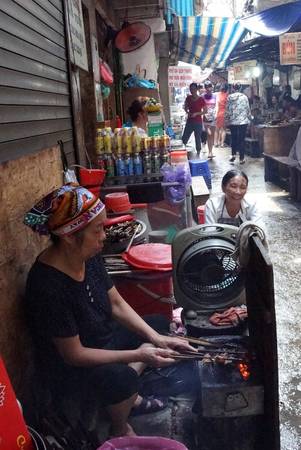 Du lich Ha Noi - Dù ngõ chợ nhỏ nhưng hầu hết các hàng quán đều chế biến thức ăn tại chỗ. 