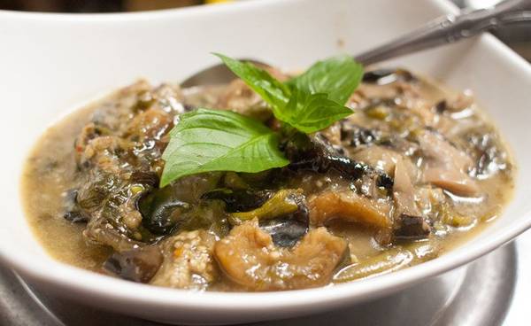  Or Lam (rau củ hầm): Món ăn độc đáo này có xuất xứ từ miền bắc Luang Prabang, được làm từ rau củ, cà tím, đậu, nấm đen và bí hầm nhừ, thêm ớt và rau mùi. Ảnh: Seriouseats.