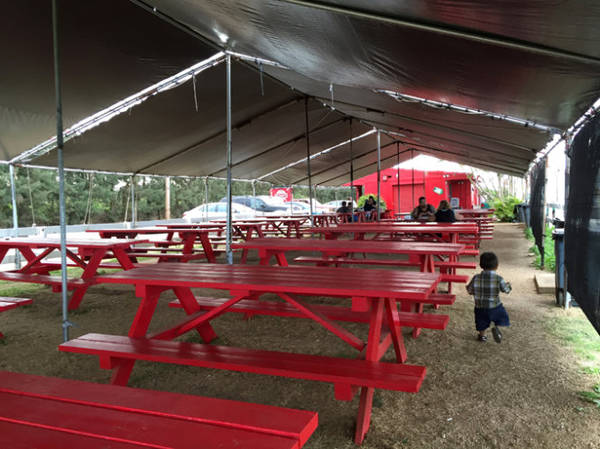 Lều cơm tôm Romy’s với bộ bàn ghế mang phong cách dã ngoại màu đỏ rực rỡ - Ảnh: Thủy OCG
