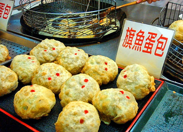 Chợ đêm Huaxi là chợ đêm du lịch đầu tiên tại Đài Loan và vô cùng nổi tiếng với những món ăn táo bạo được chế biến từ rắn. Ảnh: pinch magazine