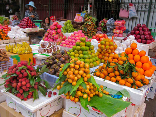 Trái cây tươi Một trong những đồ ăn đường phố đơn giản và hấp dẫn nhất tại Phnom Penh là các loại trái cây tươi. Hoa quả ở đây phong phú, từ dứa, đu đủ, thanh long, dưa hấu, ổi, xoài đến các loại trái nhiệt đới khác. Địa điểm nên ghé: đường 258 và Sisowath Quay, Phnom Penh. Ảnh: sur-fing.com