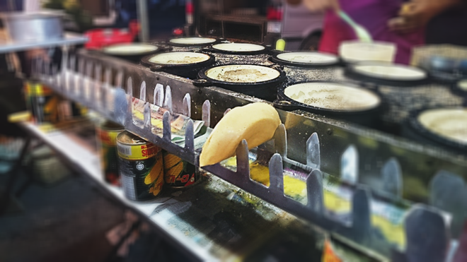 Bánh nướng với phần nhân thịt gà được tẩm ướp kỹ. Món ăn đủ no có giá 1 RM (khoảng 5.300 đồng). 