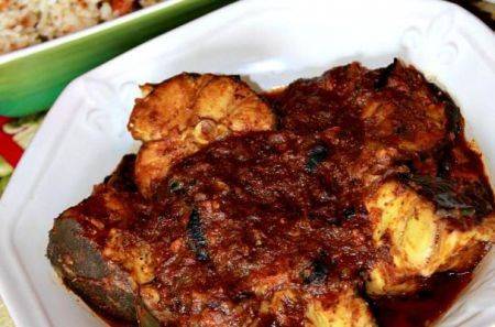 Cà ri cá mập: Món ăn này xuất hiện trên thực đơn của nhiều nhà hàng ở Goa và có giá khá cao. Cá mập nhỏ được chặt khúc, đem nấu cà ri và ăn cùng cơm. Ảnh: Instablogs.