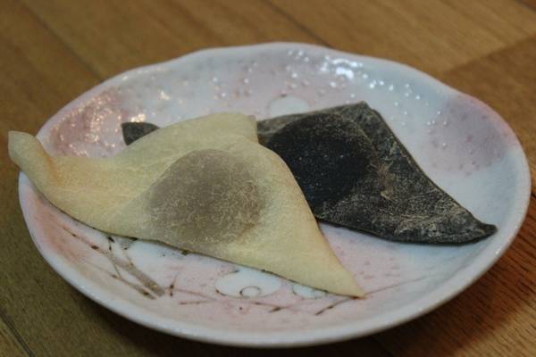 9. Yatsuhashi: Các cửa hàng ở Kyoto bán hầu hết các loại bánh kẹo truyền thống của Nhật Bản, nhưng yatsuhashi vẫn là một trong những món nổi tiếng nhất. Bánh có hình tam giác tượng trưng cho koto, loại đàn hạc truyền thống ở Nhật Bản. Món bánh bột gạo mỏng này được cuốn mỏng, sau đó bọc đậu đỏ và nướng lên. Bánh có hương vị quế, vừng đen hay trà xanh. Hiệu Izutsu Yatsuhashi Honkan ở Gion được rất nhiều người yêu thích. Ảnh: wordpress.