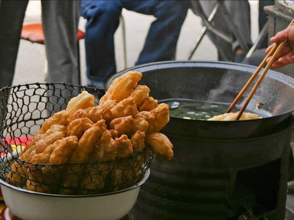 Quẩy là món thường được ăn kèm cháo hoặc các món có nước dùng, được bày bán trên phố xá khắp Trung Quốc.Quẩy là món thường được ăn kèm cháo hoặc các món có nước dùng, được bày bán trên phố xá khắp Trung Quốc.