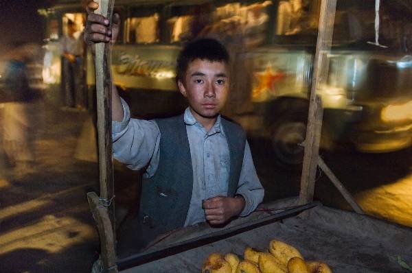 Cậu bé bán khoai trong đêm ở Bamiyan, Afghanistan