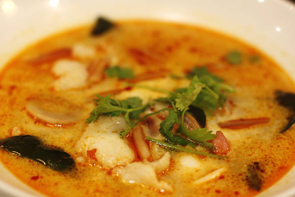 Du lịch Thái Lan - Cái tên Tom Yum đã nói lên nhiều về cách thức và mùi vị của món ăn. 