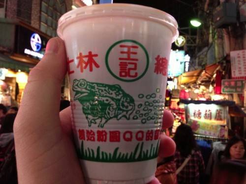 Trà sữa trân châu ở Đài Bắc: Trà sữa trân châu là thức uống không chỉ nổi tiếng tại Đài Loan mà còn phổ biến ở nhiều nước châu Á khác. Cốc trà sữa với những viên trân châu nhỏ, có vị ngọt và dai, trở thành “thương hiệu”. Bạn có thể dễ dàng tìm thấy đồ uống này trong khu chợ đêm Gongguan với hàng trà sữa Chen San Ding nổi tiếng. Ảnh: roughguides