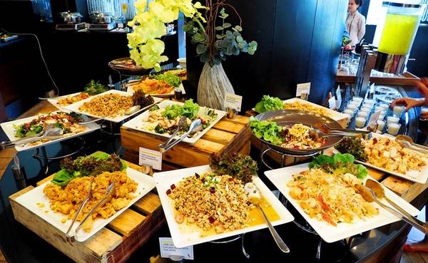 Le Meridien, Chiang Rai, Thái Lan: Le Meridien có mặt trong danh sách này nhờ ẩm thực hạng nhất và dịch vụ tuyệt vời. Các nhân viên giúp du khách giải trí với các màn trình diễn nấu ăn hấp dẫn. Bánh pudding, nước quả và hải sản tươi ngon sẽ khiến các du khách hài lòng. Ảnh: 2madames.