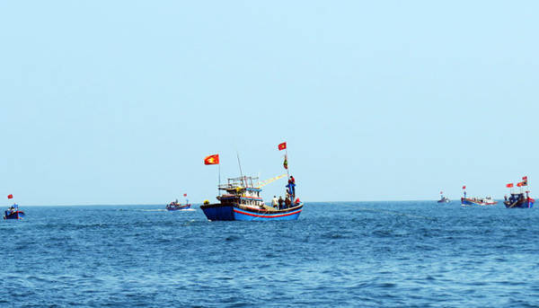 Các tàu cá của ngư dân đang đánh bắt trên biển - Ảnh: Minh Kỳ