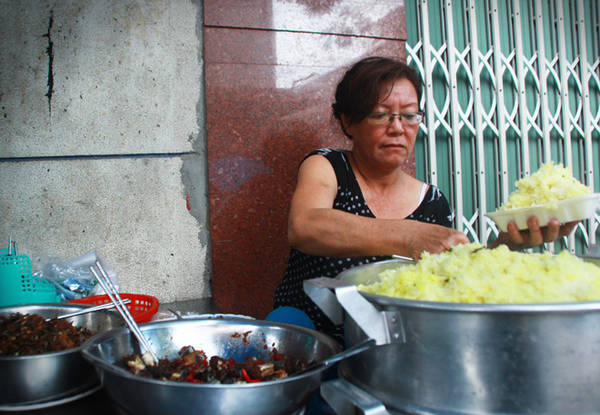 Với nhiều thế hệ người Nha Trang, hàng xôi cá cơm của cô Loan trên đường Huỳnh Thúc Kháng từ lâu trở thành một món ăn sáng quen thuộc.