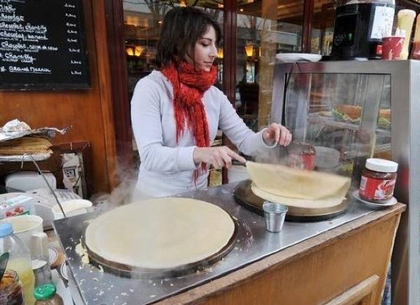 Những quầy bánh crepes đã góp phần không nhỏ tạo nên vẻ đẹp các đường phố tại Paris