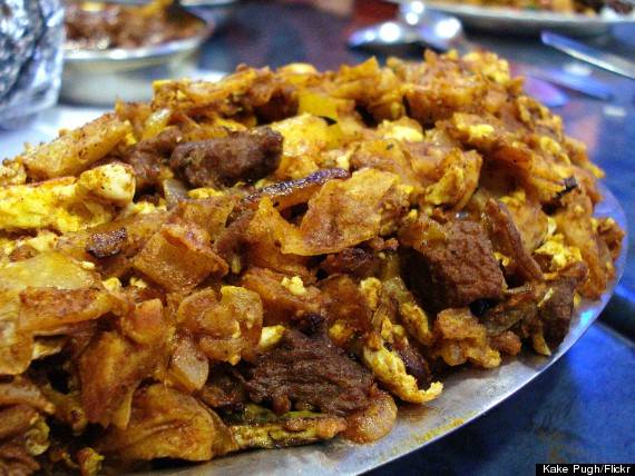 Món Kottu của Sri Lanka: Kottu là món ăn có nhiều gia vị truyền thống của Sri Lanka, món này được chiên với bột, thành những chiếc bánh mì nhưng mỏng như tờ giấy. Những người thích ăn chay có thể ăn Kottu rau, trong khi những người khác thì có thể lựa chọn ăn kèm với thịt gà, thịt bò, hoặc trứng. Bạn nên lưu ý là món này khá là cay nhé.