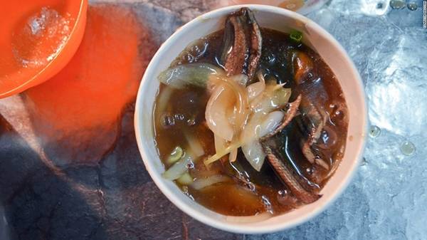 Để thịt lươn có độ giòn, nhiều nhà hàng đã rán qua trước khi cho vào nước dùng.
