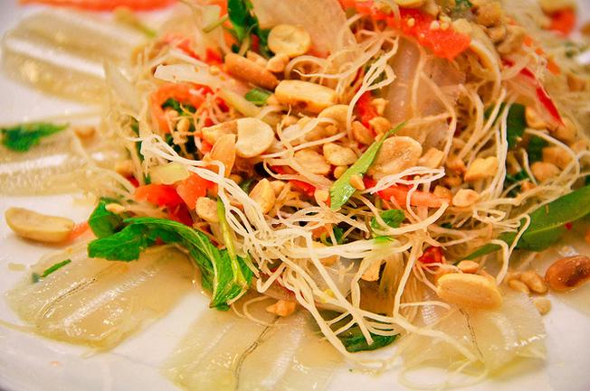 Hấp dẫn với món gỏi cá tươi ngon của Long Sơn