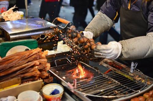 Gunbam Hạt dẻ nướng (hay gunbam) là một trong những món ăn vặt phổ biến nhất tại Hàn Quốc có thể chế biến tại nhà. Để nướng hạt dẻ, bạn phải mất khá nhiều thời gian thì món ăn mới có được hương vị thơm ngon nhất. Mỗi túi hạt dẻ bán tại các quầy hàng rong có giá từ 2.000 đến 3.000 won (khoảng 40.000 – 60.000 đồng). Ảnh: gastrotourseoul