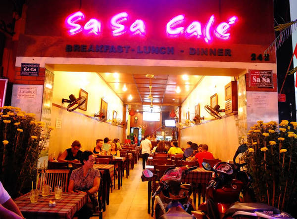 Sa Sa Café nhìn từ phía bên ngoài.