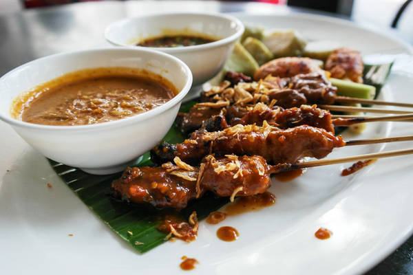 Satay: Satay thực chất là món thịt xiên được tẩm ướp với đậu phộng và một số loại gia vị đặc trưng riêng cho hương vị đậm đà rồi đem nướng trên bếp than đỏ rực. Mùi thơm của những xiên thịt nướng lan tỏa trên những khu phố ẩm thực ở Jakarta níu chân không ít du khách phải dừng lại để thưởng thức.