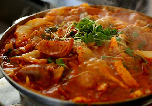 Army Stew, Hàn Quốc: Món ăn này ra đời vào thế kỷ 20 trong thời kỳ chiến tranh Hàn Quốc. Tận dụng những loại thịt đóng hộp cung cấp bởi Mỹ, người Hàn Quốc đã sáng tạo ra món ăn cay nóng, dùng kèm với các món đặc trưng của Hàn Quốc như kimchi, rong biển. Từ một món ăn đơn giản ra đời trong thời chiến, Army Stew đã trở nên nổi tiếng trên toàn đất nước.