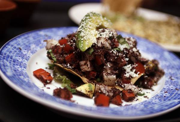 Đây là món bánh tacos với nhân châu chấu. Ảnh: Henry Romero / Reuters