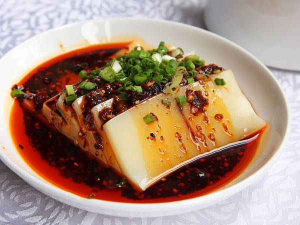 <strong>8. Mala Liangfen: </strong>Đây là món ăn nhẹ cực kỳ nổi tiếng ở tỉnh Tứ Xuyên bởi cách chế biến đặc biệt với thạch đậu xanh ăn kèm với nước sa tế cay. Ảnh: J. Kenji López-Alt