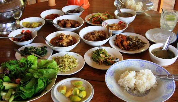 Cà ri là món ăn có mặt ở bất kỳ quán ăn nào ở Myanmar.
