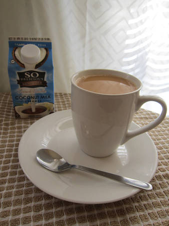 Cafe sữa kiểu Pháp thường uống trong bữa sáng với tỷ lệ sữa và cafe khá đặc biệt. Món đồ uống này chỉ dùng lúc nóng, mang lại cảm giác ấm nồng dễ chịu.