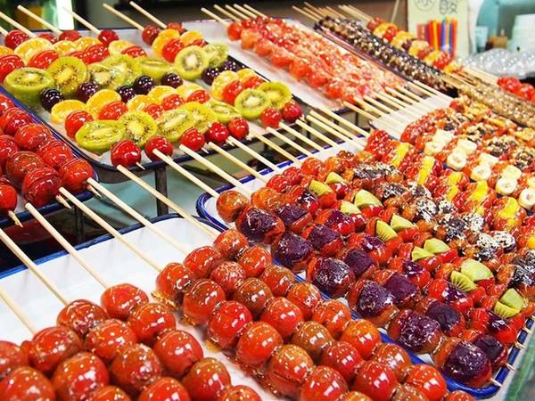 Tang hu lu là món ăn đường phố nổi tiếng ở Thượng Hải, Trung Quốc. Đây là những que tre xiên các loại quả như dâu tây, kiwi, cam, chuối, nho bọc trong lớp đường ngọt ngào.